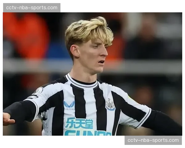 纽卡戈登传球失误致失球 前场回防不力加重防线负担